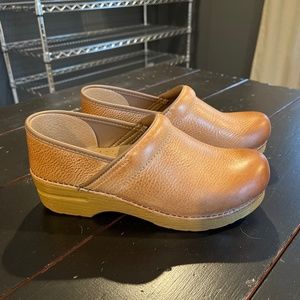 Dansko Professional Clog In Honey Distressed Leather Size 39 M